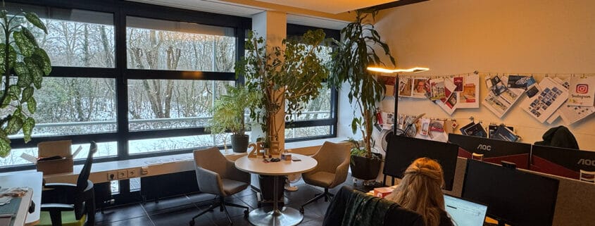 Wir sind umgezogen! Entdecke unsere neuen Büroräume am Nürnberg Seelevel, flexibles Coworking, Top-Lage und perfekte ÖPNV-Anbindung.