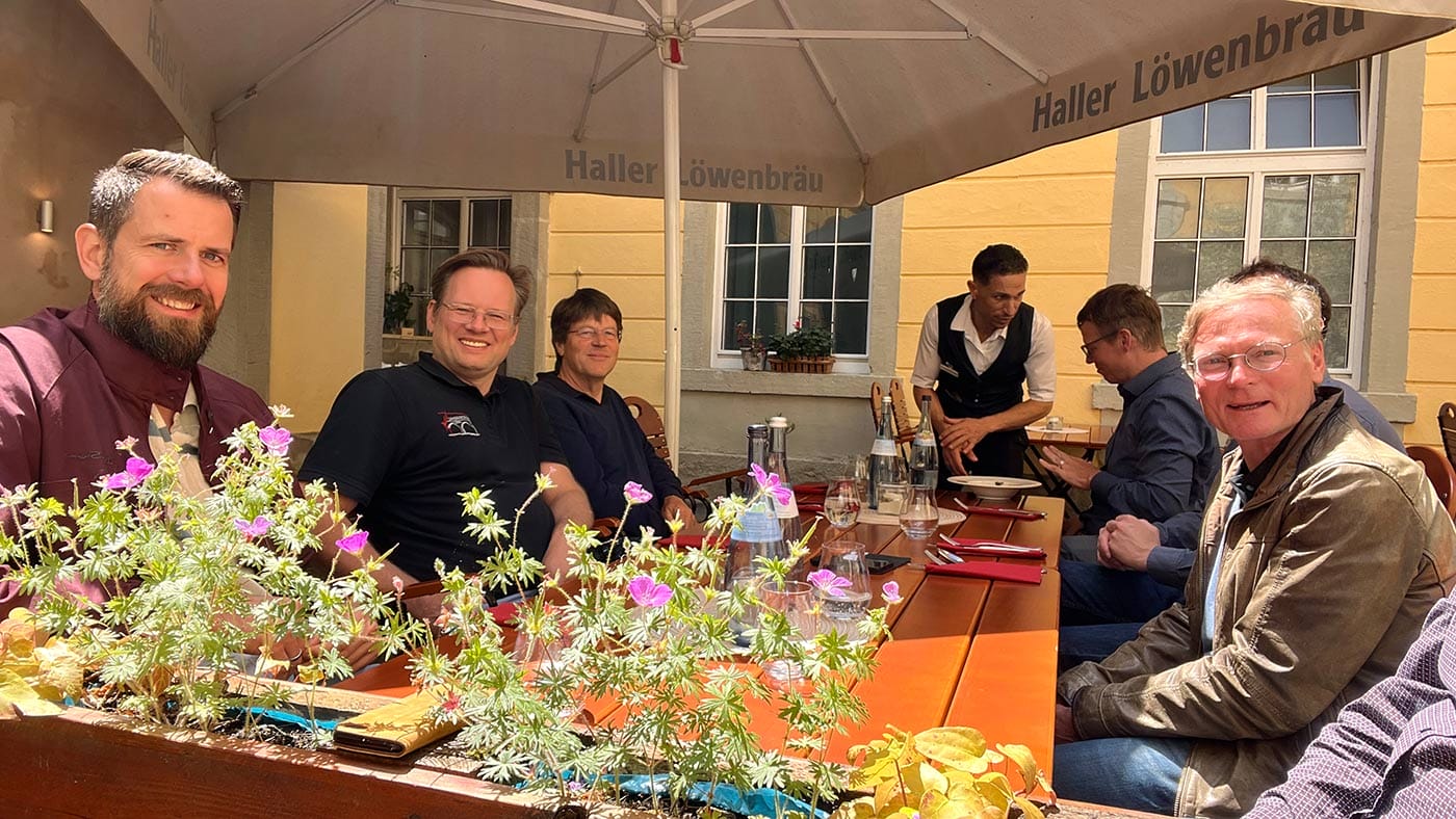 Participants of the COiDEALISTEN meeting 2024 having dinner together outdoors