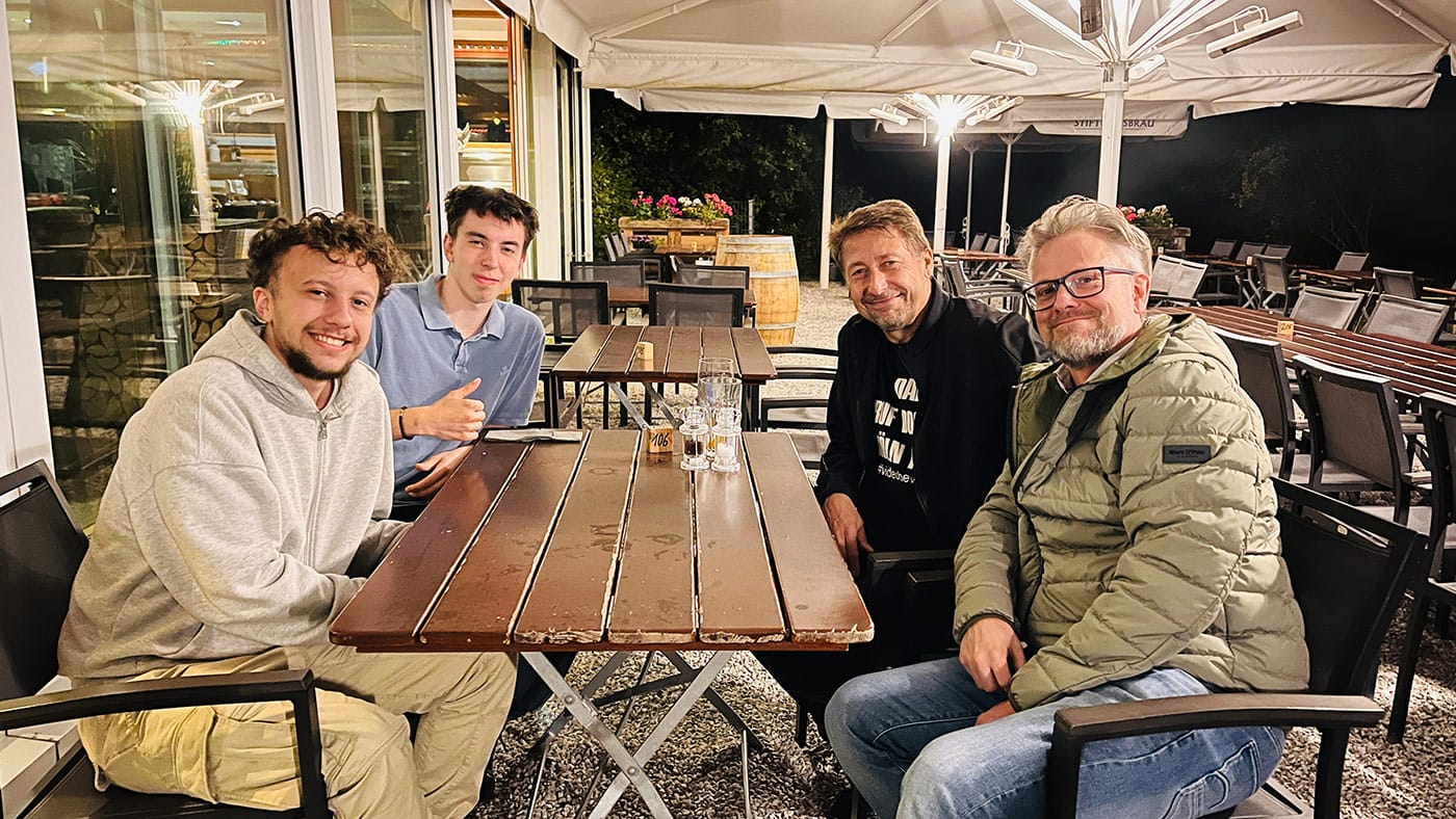 Luan Waldleitner with his buddy (left) at the subsequent dinner in the steakhouse with Gerd Lamatsch and Matthias Brinkmann (right)