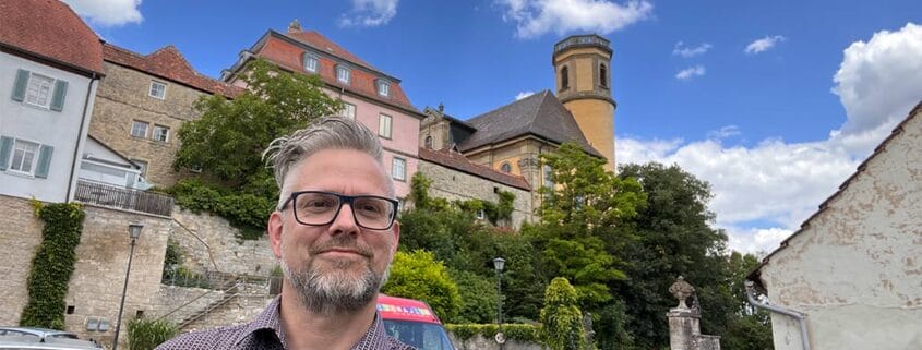 Matthias at the COiDEALISTEN meeting 2024 in front of the castle in Kirchberg an der Jagst