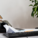 Wenn Meetings Entscheidungen ersetzen, bleiben Fortschritt und Umsetzung oft auf der Strecke. Klare Verantwortlichkeiten und effiziente Prozesse schaffen wieder Handlungsfähigkeit.